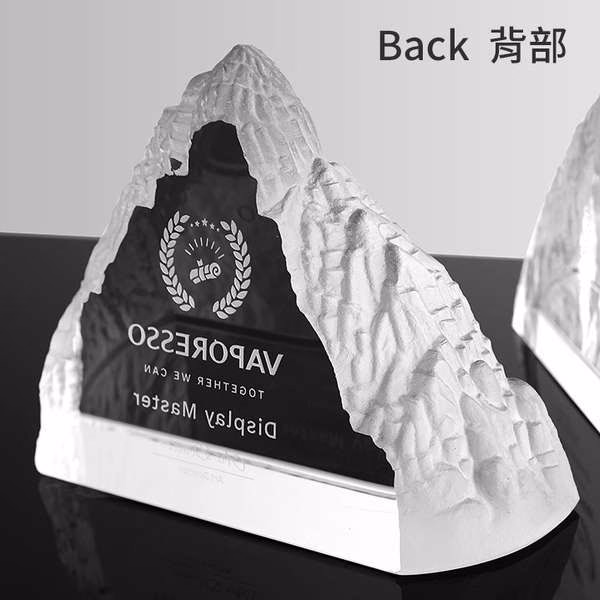 雪山水晶獎座 - 水晶獎座禮品 水晶紙鎮不僅能作為商業禮品,還可以作為送給個人的特別禮品。例如,你可以給爸爸買一份個人獎勵式的水晶紙鎮,宣布他是世界上最好的爸爸。你也可以買一件水晶紙鎮給媽媽,寫一句窩心的話語或者一優美的詩。這就是一種很好的方式去表達你有多愛她和關心她,以及她對你來說有多重要。你也可以實際地為一位家庭成員或者朋友去做這樣的事情。 不管是週年慶的場合,還是特殊成就獎勵會,水晶紙鎮在這些場合出現都是完美的禮物。這些東西不僅僅是局限於在工作上,那些做得出色的每一個人都需要它們。 客製 - 水晶獎座禮品 23990_Paperweight_03