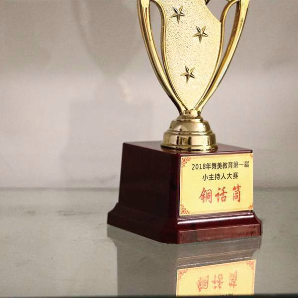 獎杯 - 水晶獎座禮品 獎盃 (獎杯) 是各機構、公司、學校舉行活動或比賽必備的獎勵用品,無論在體育競技比賽或文藝比賽,獎盃均廣受大眾歡迎,主辦者會頒授獎盃給勝利者作為獎勵。獎盃一直深受各團體歡迎,如果你需要籌辦活動或比賽,獎盃是不可缺少的。 客製 - 水晶獎座禮品 24061_Trophy_2